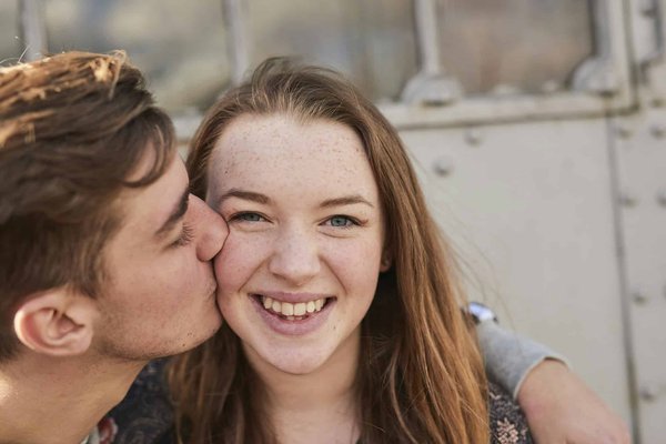 Que signifie les différents types de bisous en relation amoureuse ?
